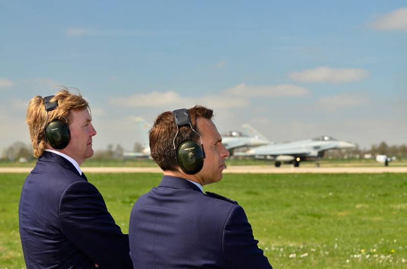 Leeuwarden, 21 april 2015: Koning Willem-Alexander brengt een werkbezoek aan de oefening Frisian Flag op vliegbasis Leeuwarden