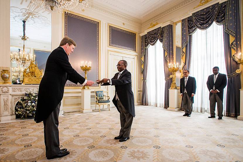 Den Haag, 22 april 2015: Koning Willem-Alexander ontvangt op Paleis Noordeinde de ambassadeur van de Centraal-Afrikaanse Republiek, Z.E. dr. Daniel Emery Dede, ter overhandiging van zijn geloofsbrieven.