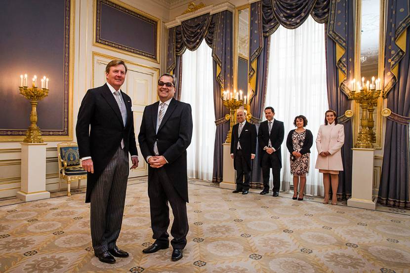Den Haag, 22 april 2015: Koning Willem-Alexander ontvangt op Paleis Noordeinde de ambassadeur van de Republiek Colombia , Z.E. Juan José Quintana, ter overhandiging van zijn geloofsbrieven.