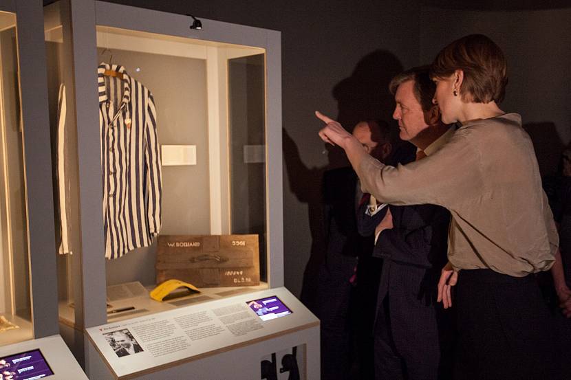 Amsterdam, 22 april 2015: Koning Willem-Alexander bezoekt de tentoonstelling ‘Geen nummers maar namen’ in het Verzetsmuseum Amsterdam