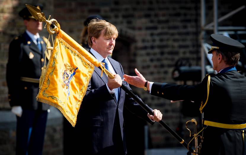 Koning Willem-Alexander reikt op het Binnenhof de standaard uit aan korpschef Gerard Bouman van de nationale politie.