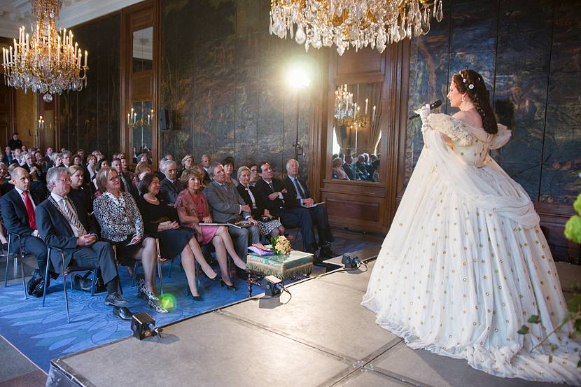 Apeldoorn, 9 april 2015: Prinses Margriet luistert naar een optreden van Pia Douwes uit de musical Elisabeth.