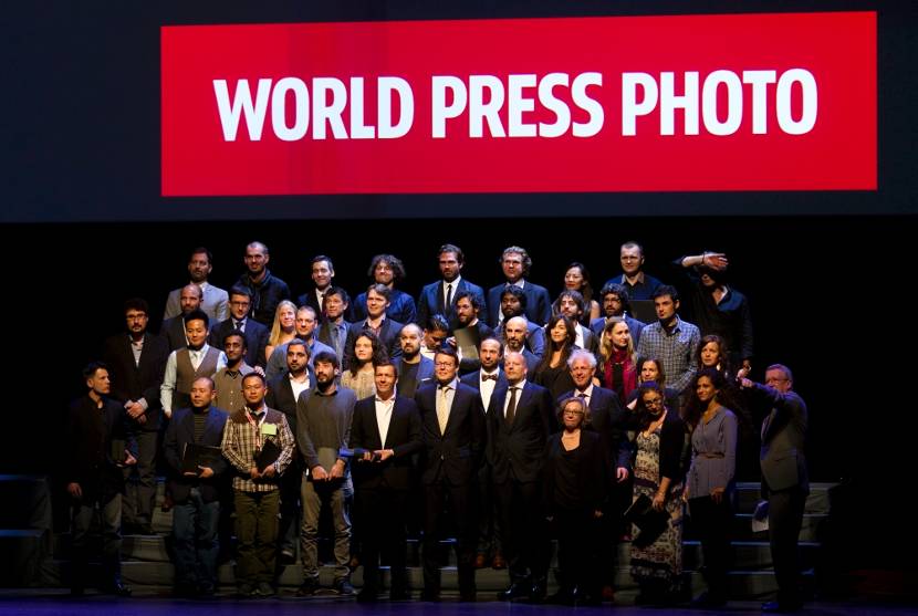 Prins Constantijn reikt in het Muziekgebouw aan ’t IJ de prijs voor de World Press Photo van het Jaar 2014 uit