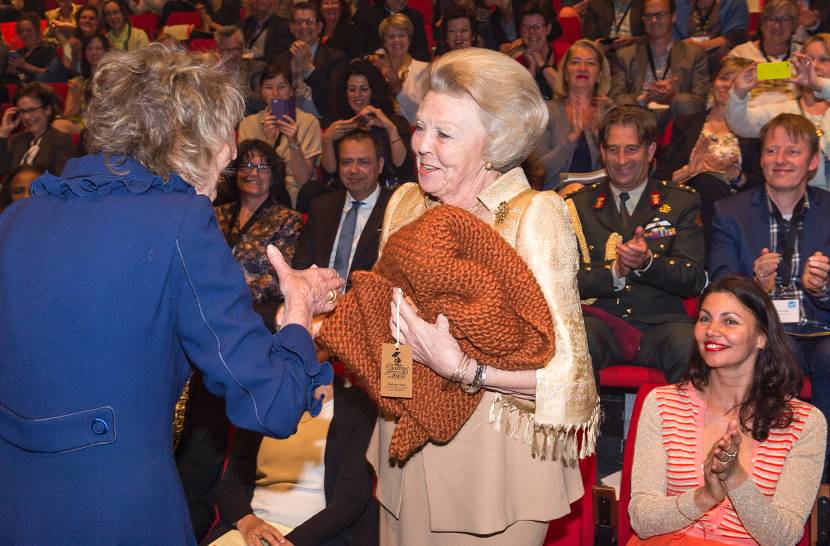 Hedy d'Ancona biedt Prinses Beatrix een breiwerk aan