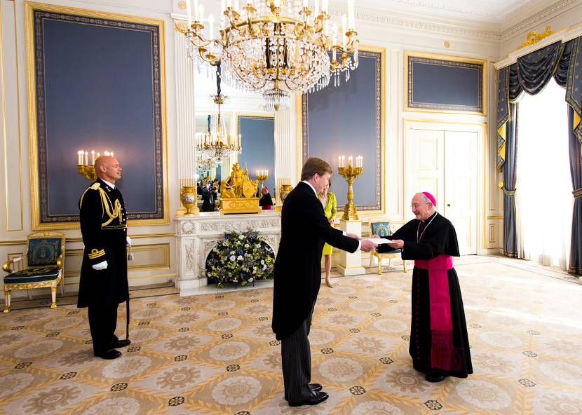 Koning Willem-Alexander ontvangt op Paleis Noordeinde de Apostolisch Nuntius, Z.E. Monseigneur Aldo Cavalli, ter overhandiging van zijn geloofsbrieven