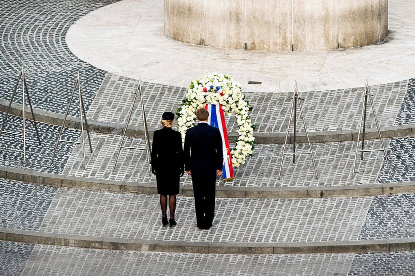 Koning Willem-Alexander en Koningin Máxima leggen een krans bij het Monument op de Dam
