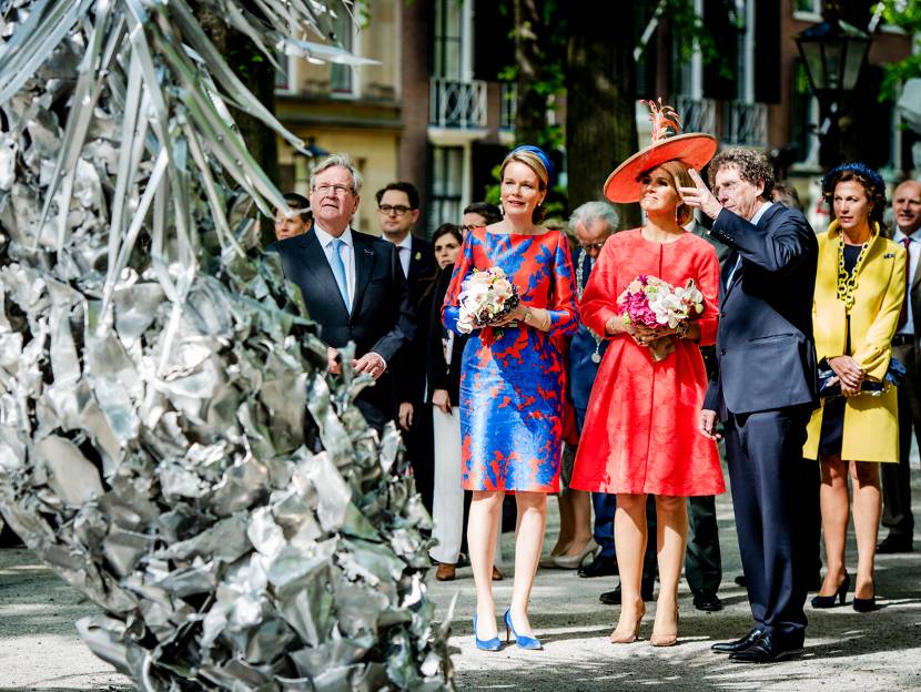 Koningin Máxima en Koningin Mathilde van België openen op het Lange Voorhout in Den Haag de tentoonstelling ‘Vormidable Hedendaagse Vlaamse Beeldhouwkunst’.
