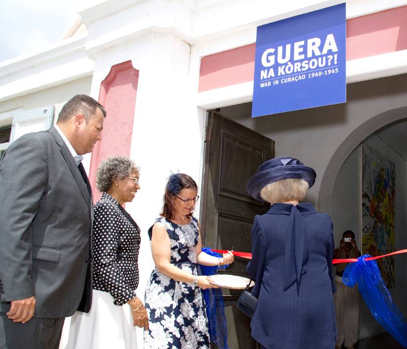 Prinses Beatrix opent de tentoonstelling 'Guera na Kòrsou?! War in Curaçao 1940-1945' in het Curaçaosch Museum in Willemstad