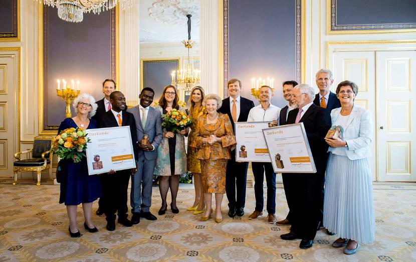 Koningin Máxima, Prinses Beatrix en Koning Willem-Alexander met de winnaars van de Appeltjes van Oranje 2015