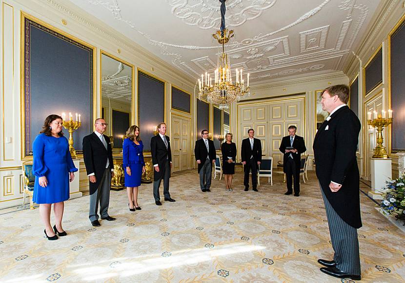 Koning Willem-Alexander beëdigt ambassadeurs in Paleis Noordeinde