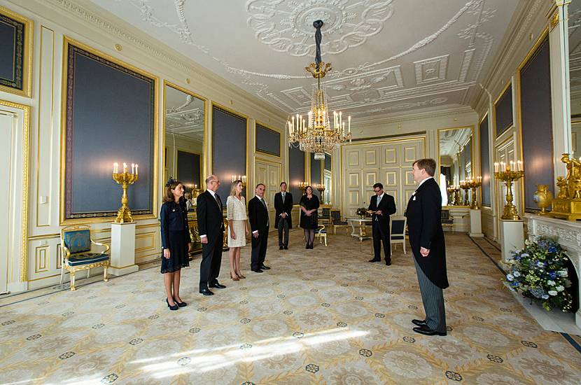 Koning Willem-Alexander beëdigt de ambassadeurs mr. C.J. Bansema (Helsinki), mw. drs. A.E. Luwema (Bern), ir. H.J.J. van Dijk (Cotonou) en mw. mr. G. Willems (Pristina).
