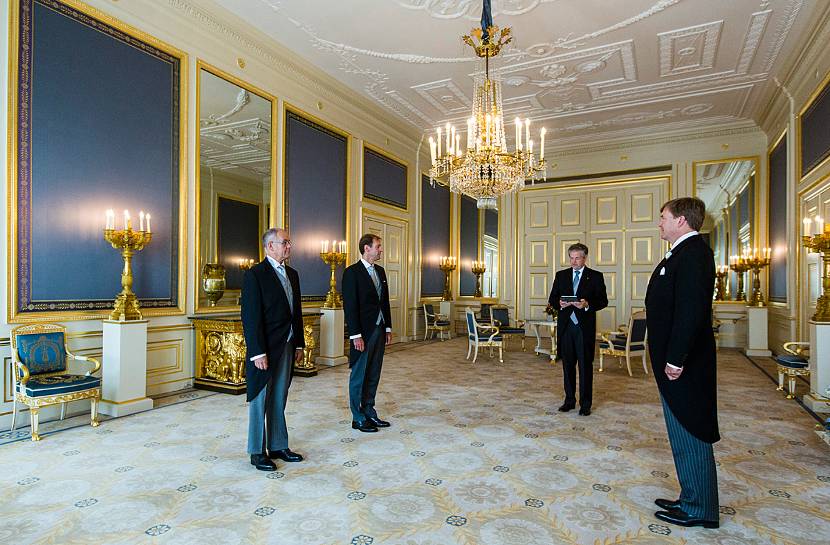 Koning Willem-Alexander beëdigt op Paleis Noordeinde de heren mr. R.J.M. van den Tweel en drs. P.J.C.M. van den Berg.