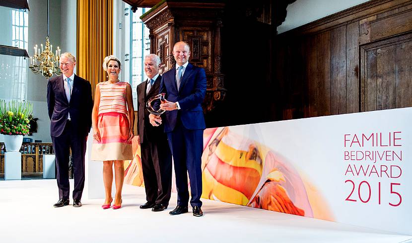 Koningin Máxima feliciteert De Heus Animal Nutrition B.V. met het winnen van de Familiebedrijven Award 2015