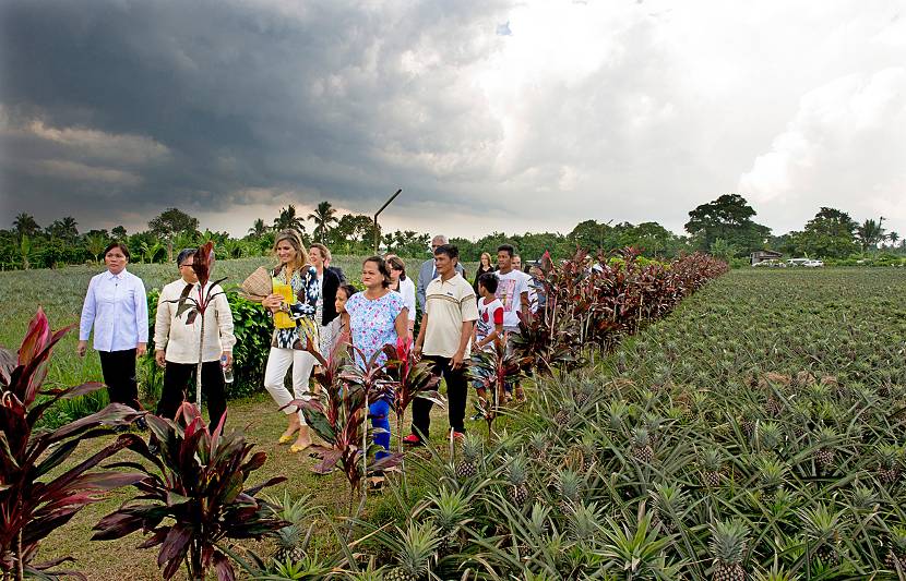 Koningin Maxima bezoekt een ananasplantage in de Filipijnen