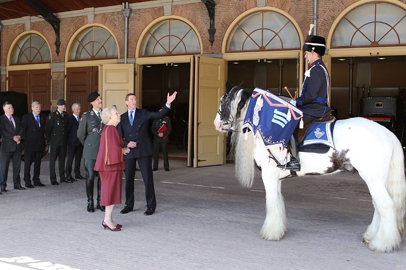 Prinses Beatrix neemt paukenkleden in ontvangst