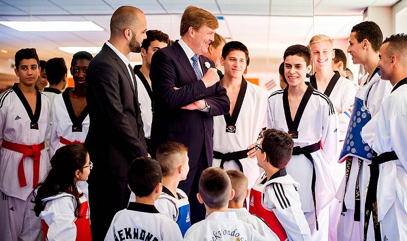 De Koning in gesprek met jongeren van taekwondoschool Abdel Kwan