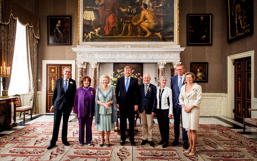 Koning Willem-Alexander en Prinses Beatrix bij uitreiking Zilveren Anjers