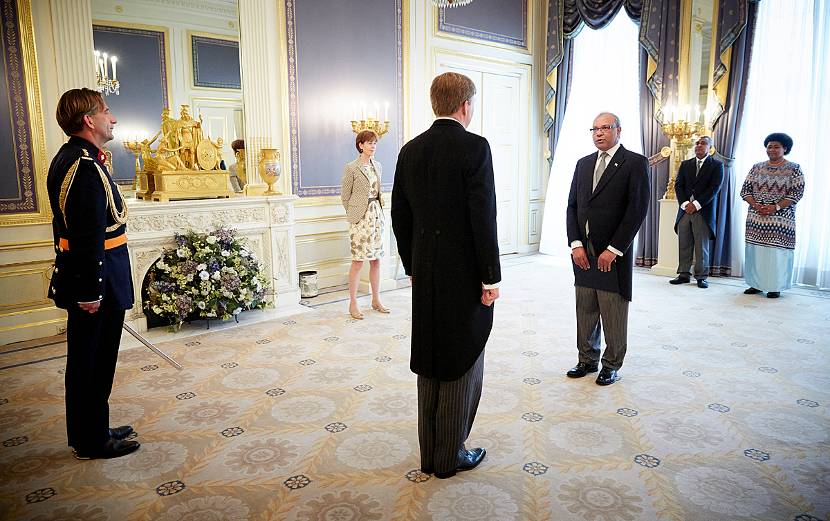 Koning Willem-Alexander krijgt in Paleis Noordeinde de geloofsbrieven overhandigd van de ambassadeur van de Republiek Fiji