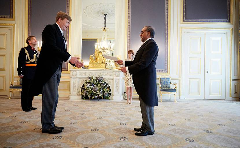 Koning Willem-Alexander krijgt in Paleis Noordeinde de geloofsbrieven overhandigd van de ambassadeur van de Republiek Kaapverdië