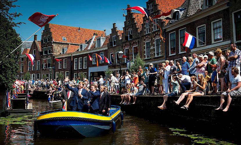 Koning Willem-Alexander tijdens rondvaart ter gelegenheid van de viering van 750 jaar stadsrechten van Oudewater.
