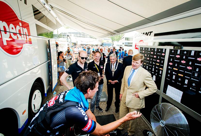 Koning Willem-Alexander bij start Tour de France 2015 in Utrecht
