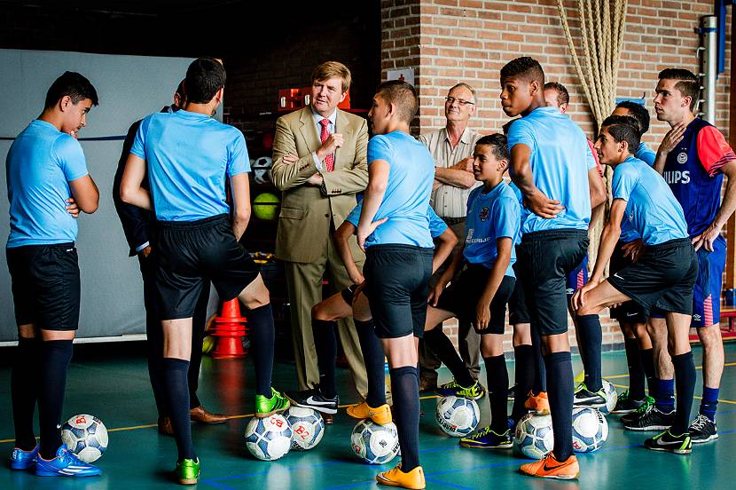 Koning Willem-Alexander tijdens een voetbaltraining van Bennekel United.