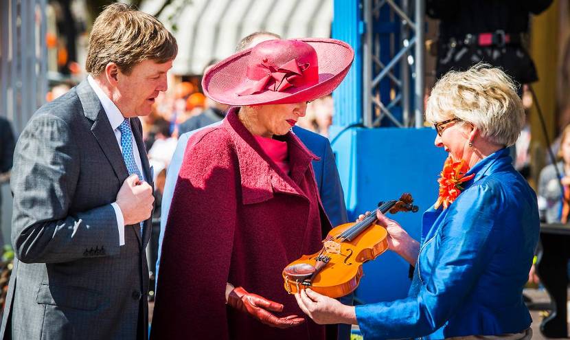 Dordrecht, 27 april 2015: Koningin Máxima krijgt tijdens Koningsdag de ‘Amalia-viool’ aangeboden