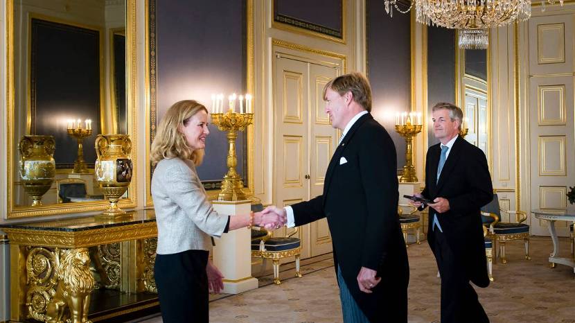Zijne Majesteit de Koning beëdigt op Paleis Noordeinde mevrouw mr. C.M. Ettema tot advocaat-generaal van de Hoge Raad der Nederlanden.