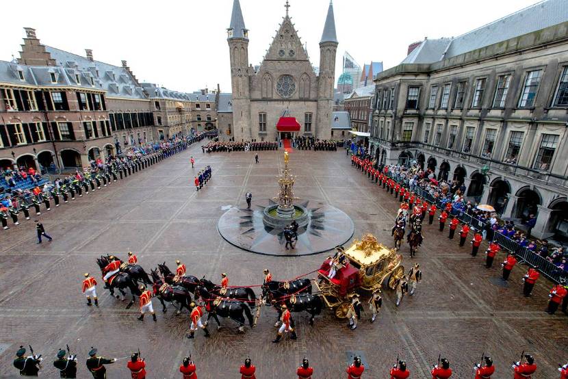 De Gouden Koets vertrekt van het Binnenhof op Prinsjesdag
