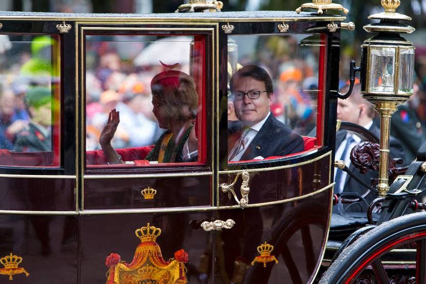 Prins Constantijn en Prinses Laurentien rijden in een koets van Paleis Noordeinde naar het Binnenhof