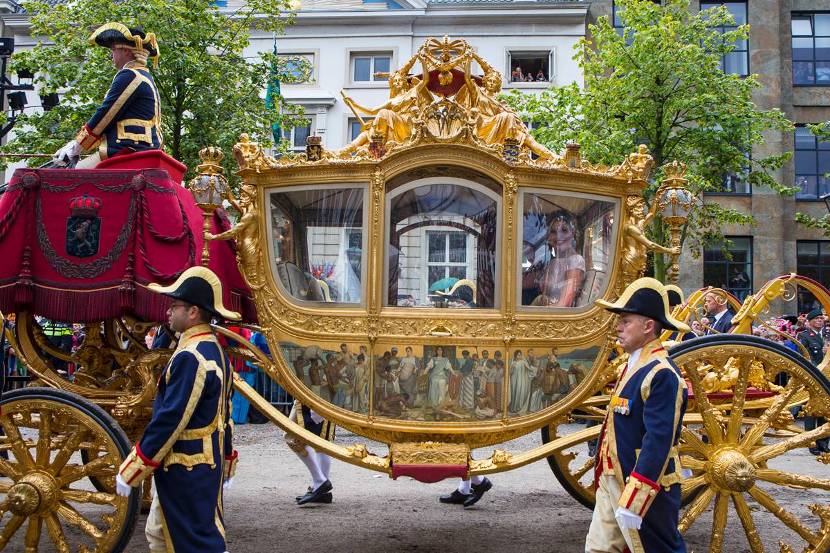 Koning Willem-Alexander en Koningin Máxima rijden in de Gouden Koets van Paleis Noordeinde naar het Binnenhof