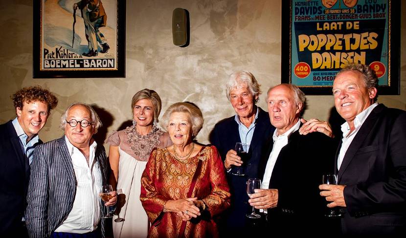 Prinses Beatrix en Prinses Laurentien met cabaretiers Paul van Vliet, Youp van 't Hek, Herman van Veen, Bert Visscher en Jochem Myjer in Koninklijk Theater Carré.