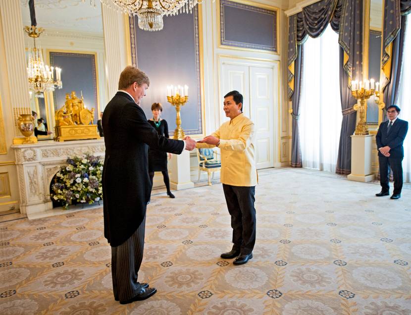 Koning Willem-Alexander en de ambassadeur van de Democratische Volksrepubliek Laos, Z.E. Khamkheuang Bounteum.