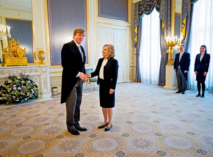 Koning Willem-Alexander en de ambassadeur van de Republiek Kroatië, H.E. mevrouw Andrea Gustović-Ercegovac