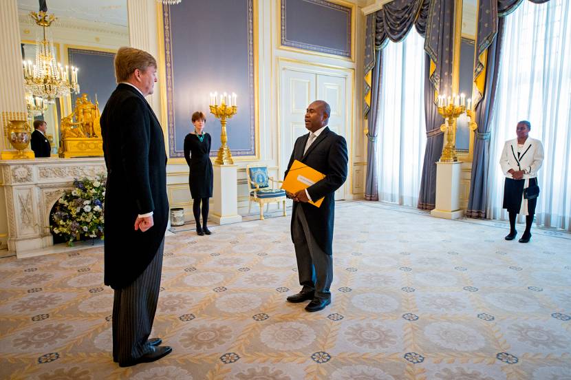 Koning Willem-Alexander en de ambassadeur van de Salomonseilanden, Z.E. Moses Kouni Mose