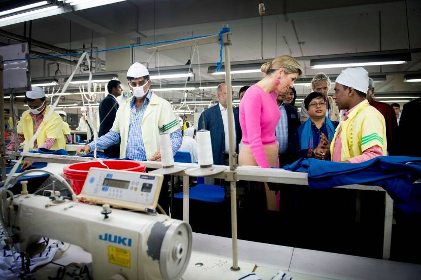 Koningin Máxima bezoekt kledingfabriek in Bangladesh