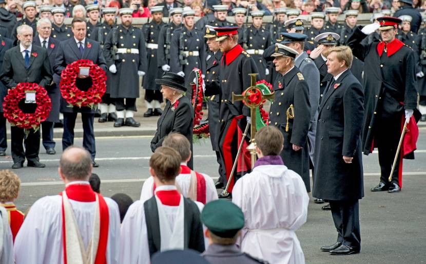 Koningin Elizabeth II en  Koning Willem-Alexander tijdens Remembrance Sunday.