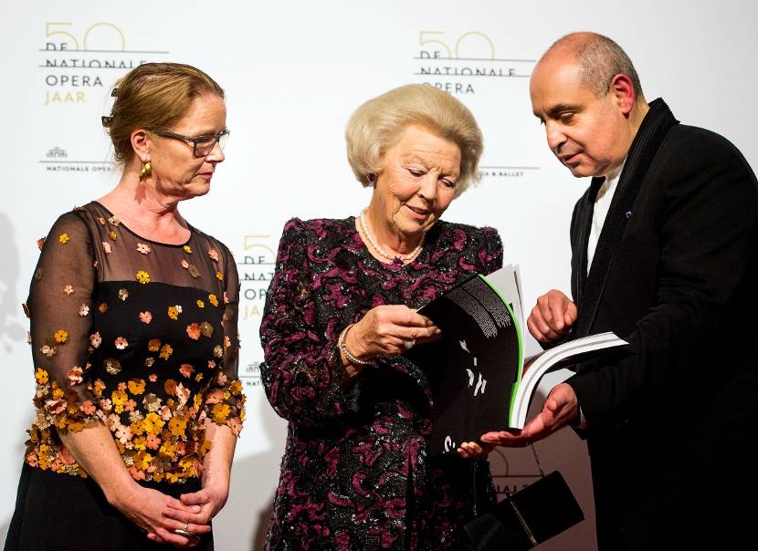 Prinses Beatrix ontvangt het jubileumboek van de Nationale Opera.