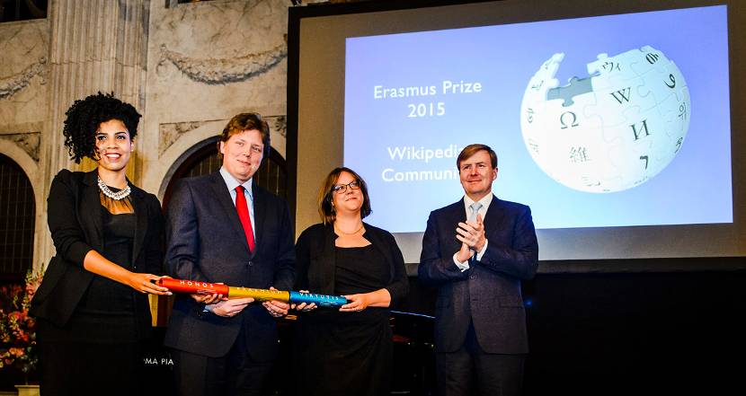 Koning reikt Erasmusprijs 2015 uit aan Wikipedia Community