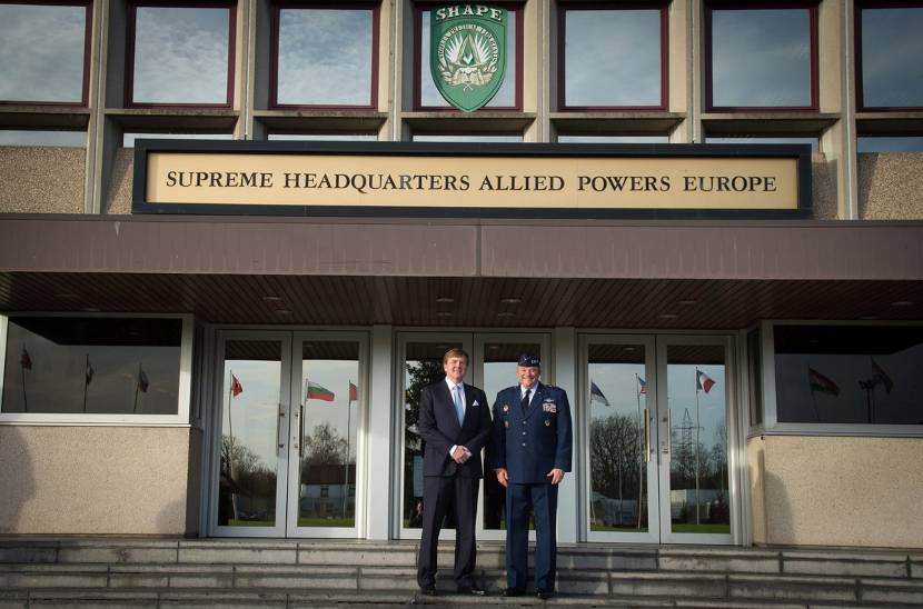 Koning Willem-Alexander bezoekt het militaire hoofdkwartier Supreme Headquarters Allied Powers Europe (SHAPE) in Mons.