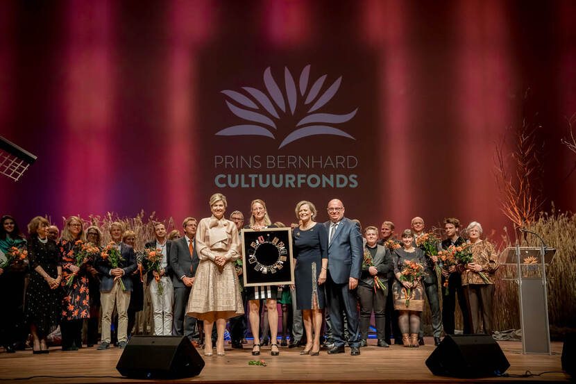 Koningin Máxima reikt Prins Bernhard Cultuurfonds