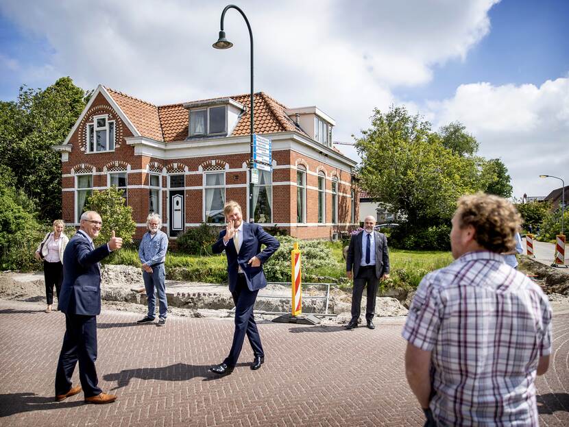Koning Willem-Alexander steekt een weg over in Overschild