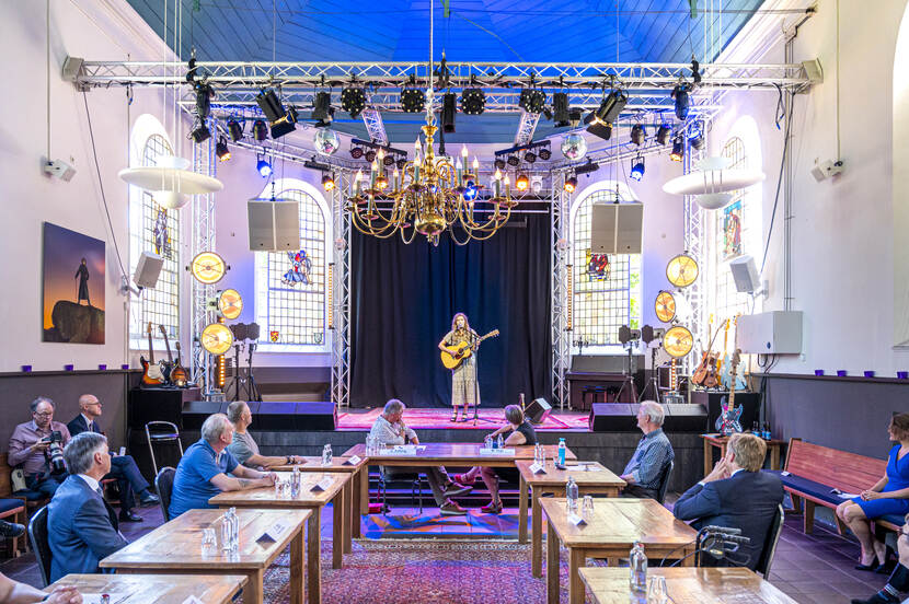 Koning Willem-Alexander woont muzikaal optreden bij in Drents cultuurpodium