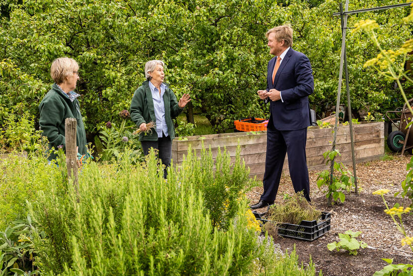 Bezoek van Koning Willem-Alexander aan historische boomgaard in Zoetermeer