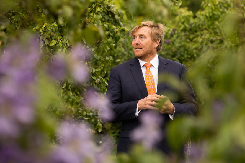 Koning Willem-Alexander bekijkt de wijktuin Hof van Seghwaert in Zoetermeer