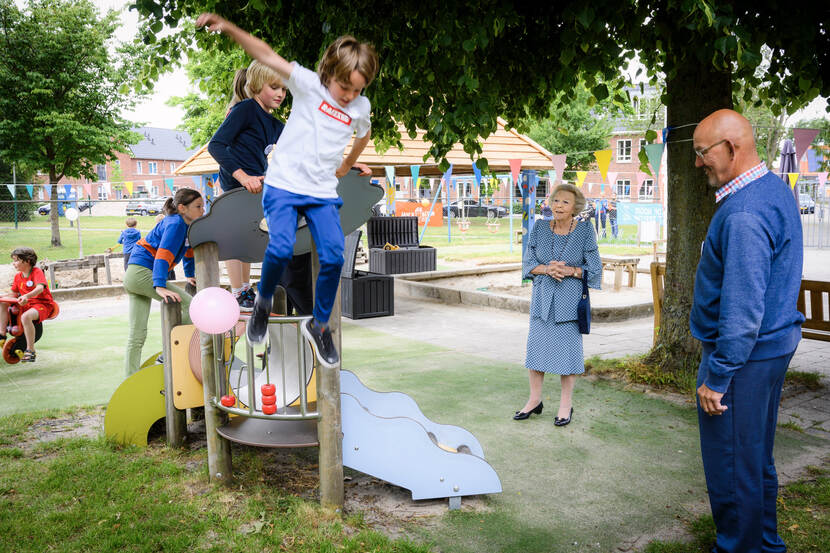 Prinses Beatrix bezoekt een speeltuin tijdens de landelijke Buitenspeeldag
