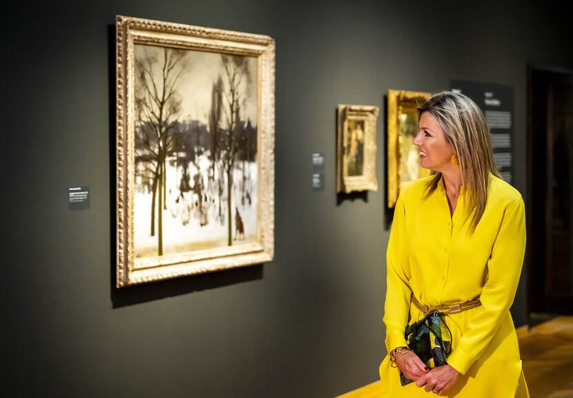 Koningin Máxima bekijkt een schilderij in het Kunstmuseum Den Haag