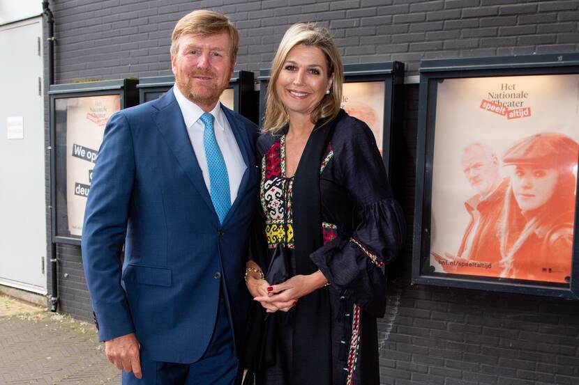 Koning Willem-Alexander en Koningin Máxima bij Theater aan het Spui in Den Haag