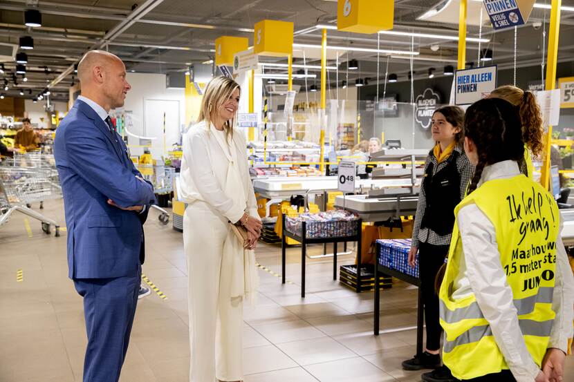 Koningin Máxima spreekt met supermarktmedewerkers