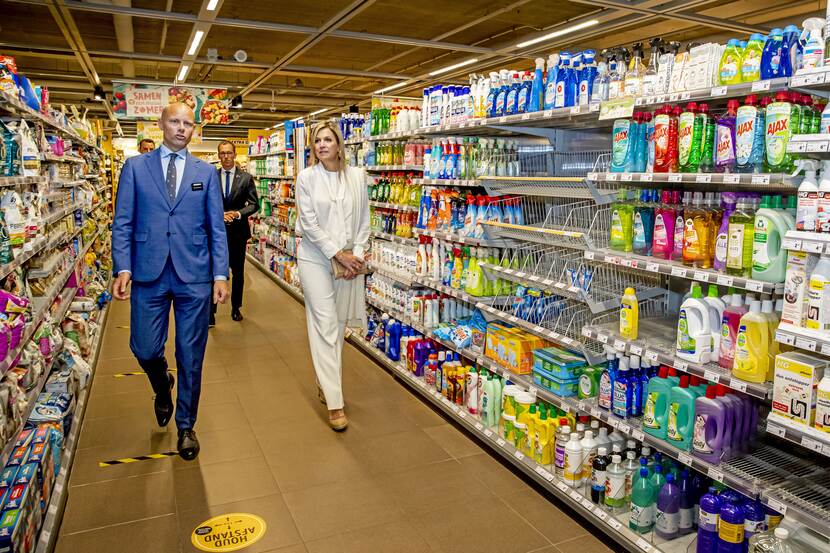 Koningin Máxima maakt een rondgang door een supermarkt